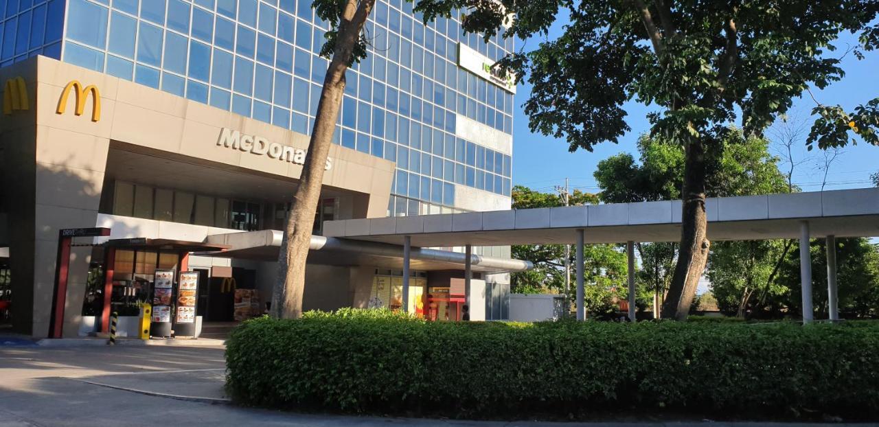 Mactan Newtown With Sun Set And Garden View Aparthotel Cebu Bagian luar foto